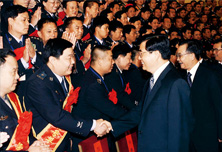 2006年10月，胡锦涛同志在人民大会堂亲切接见济源交巡警支队第五大队代表田明军